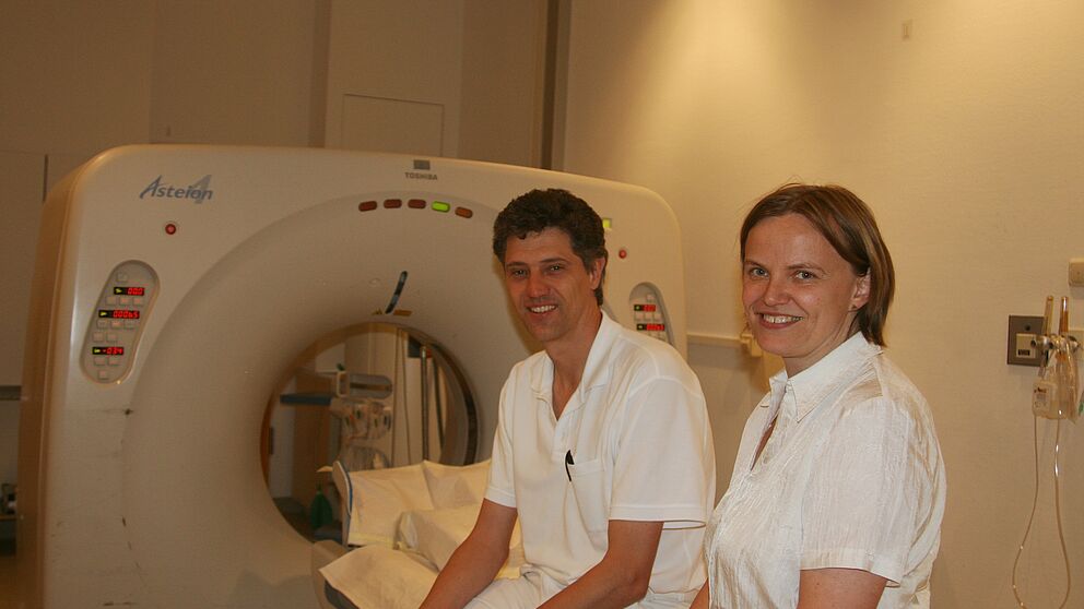 Foto (Universität Paderborn): Priv.-Doz. Dr. med. Marc Keberle, Chefarzt der Klinik für Diagnostische Radiologie am Brüderkrankenhaus St. Josef Paderborn, und Prof. Dr. Andrea Walther vor einem Computertomographen.