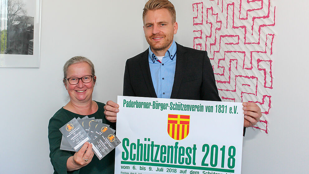 Foto (Universität Paderborn, Johannes Pauly): Wollen für eine Paderborner Tradition begeistern: Simone Probst und Frederik Driller.