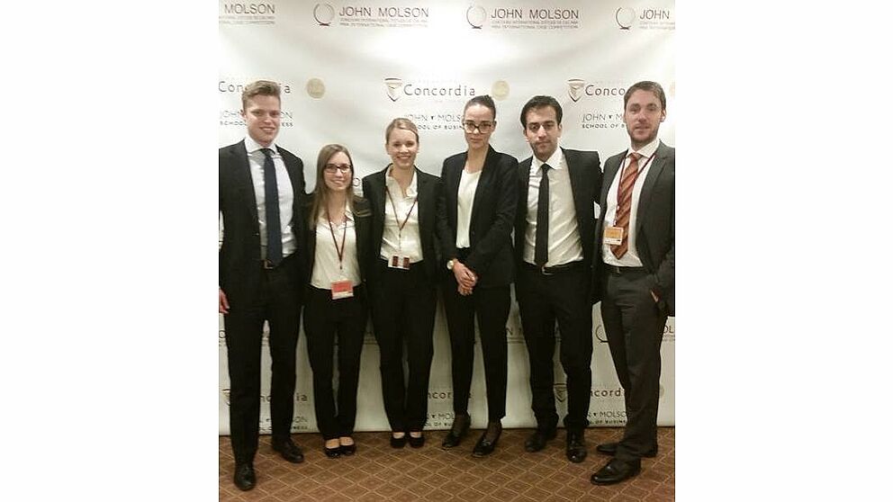 Foto (Universität Paderborn): Das Paderborner Team freut sich über die Topplatzierung bei der 34. John Molson MBA International Case Competition in Montreal, von links nach rechts: Mirko Brunk, Nora Otters, Kahtarina Stein, Veronika Müller, Massud Parw