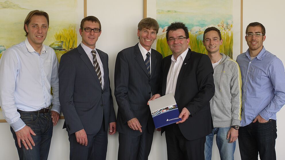 Foto (Universität Paderborn, Heike Probst): SC Paderborn 07 als Sponsor für die Wissenschaft: René Müller, Leiter des Nachwuchsleistungszentrums des SC Paderborn 07, Prof. Dr. Matthias Weigelt, Lehrstuhl für Sportpsychologie, Prof. Dr. Nikolaus Risch