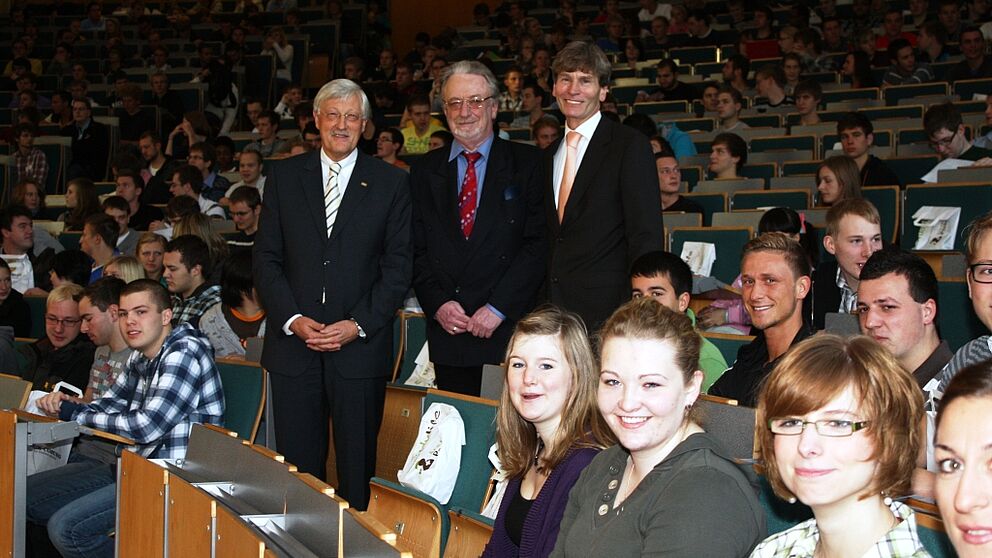 Foto (Universität Paderborn, Frauke Döll): Von links: Bürgermeister Heinz Paus, Prof. Dr. Dr. h. c. mult. Peter Freese von Alumni Paderborn e. V. und Uni-Präsident Prof. Dr. Nikolaus Risch inmitten der Erstsemester.