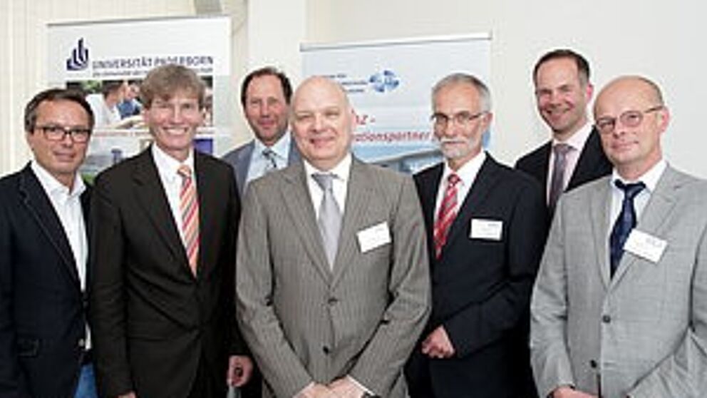 Foto (Universität Paderborn, Vanessa Dreibrodt): von links: Prof. Dr. Bardo Herzig (PLAZ), Präsident Prof. Dr. Nikolaus Risch (Uni Paderborn), Prof. Dr.-Ing. Lothar Budde (FH Bielefeld), Dr. Ralph Angermund (Ministerium für Innovation, Wissenschaft und