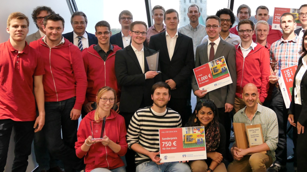 Foto (Universität Paderborn, TecUP): Die Juroren und die vier Gewinnerteams freuen sich über die gelungene Veranstaltung.