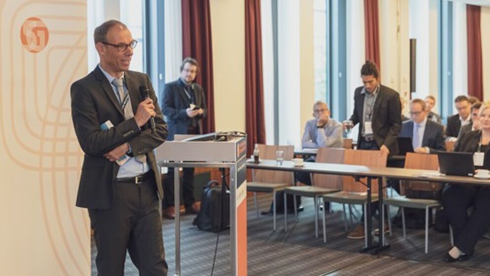 Prof. Johanes Blömer bei seiner Begrüßung zum 1. Tag im Rahmen der Veranstaltung "Future Industrial Communication". Foto: MIKA-fotografie | Berlin
