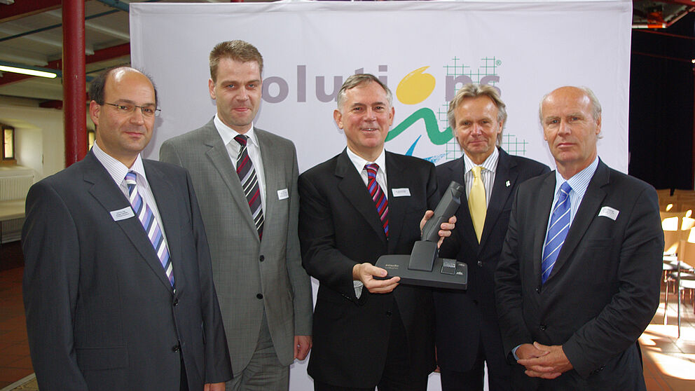 Foto: Engagieren sich für ein Fraunhofer Institut in OWL (v.l.n.r.): Prof. Dr.-Ing. Ansgar Trächtler (Universität Paderborn), Prof. Dr. Christian Brecher (Direktor Fraunhofer-Institut für Produktionstechnologie Aachen), Dr. Eduard Sailer (Vorsitzender