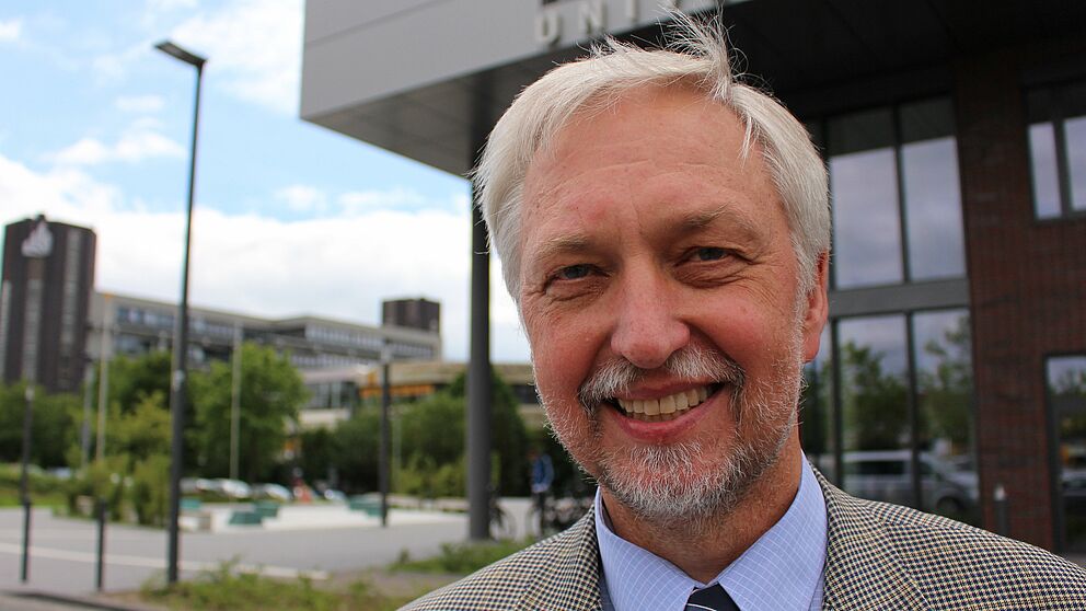 Foto (Universität Paderborn, Frauke Döll): Prof. Dr. Wilhelm Schäfer, Präsident der Universität Paderborn.