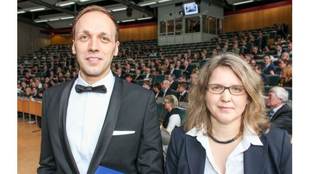Foto (Universität Paderborn, Johannes Pauly): Dr. Oliver Strube erhält den Forschungspreis der Universität Paderborn von Prof. Dr. Christine Silberhorn, Vizepräsidentin für Forschung und wissenschaftlichen Nachwuchs.