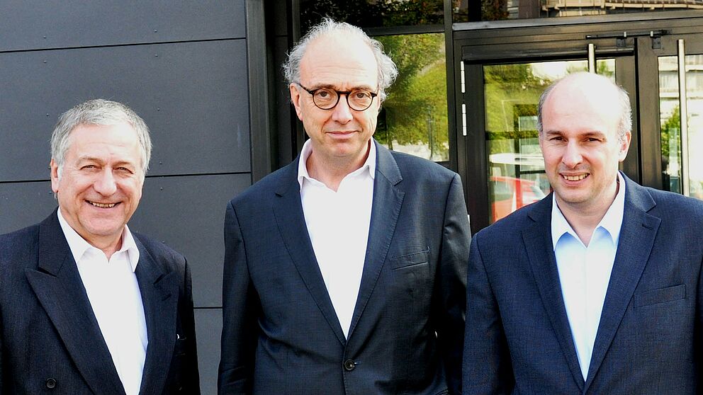 Foto (Universität Paderborn, Jannic Hüsemann): Prof. Dr. Dr. h. c. Johannes Buchmann war Gastredner des Fakultätskolloquiums des Sommersemesters 2014, begrüßt von Dekan Prof. Dr. Jürgen Klüners (rechts) und Geschäftsführer Dr. Michael Laska (link