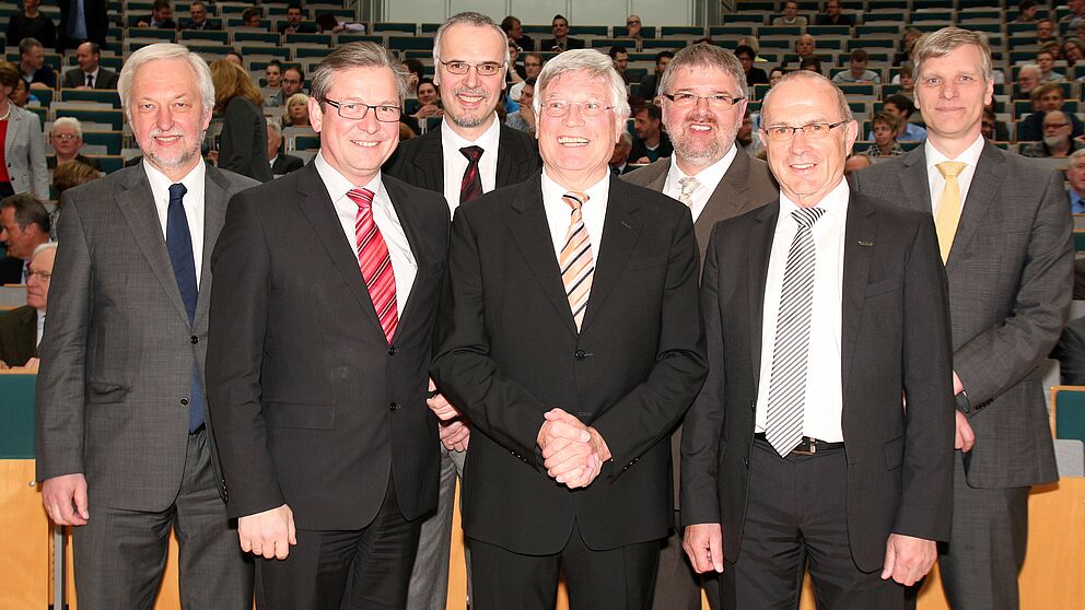 Foto (Universität Paderborn, Nina Reckendorf): Gemeinsamer Abschied: (v. l. n. r.) Uni-Präsident Prof. Dr. Wilhelm Schäfer, Bürgermeister Michael Dreier, Prof. Dr. Gunter Kullmer , Prof. Dr. Hans Albert Richard, Thomas Koch (Benteler), Lothar Krüger