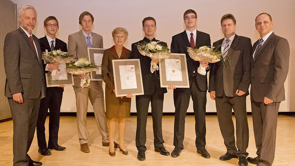 Foto: Auf Auslandserfahrung im Studium setzen (von links) Laudator Prof. Dr. Wilhelm Schäfer, die Preisträger Aaron Pries und Frederik Mallmann-Trenn (Universität Paderborn), Stiftungsvorsitzende Inge Gläsel, die Preisträger Heinrich Warkentin und An