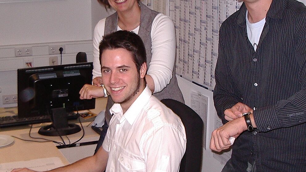 Foto (Universität Paderborn): Yvonne Salman (Studienberatung) und Marc Sacher (Physik) lassen ihren Erwartungscheck ein letztes Mal vor der Veröffentlichung testen. Kandidat Mark-Stefan Riepe (vorn) hat zur Bearbeitung 13 Minuten und 24 Sekunden benöti