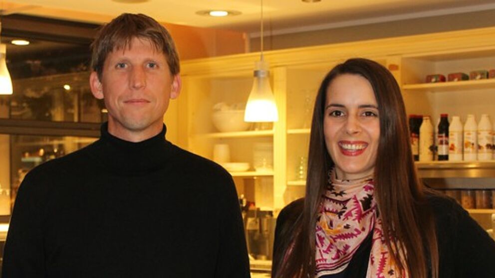 Foto (Universität Paderborn): Dr. Katja Dlouhy und Prof. Dr. Torsten Biemann bei der Verleihung des Preises der PersonalQuarterly.