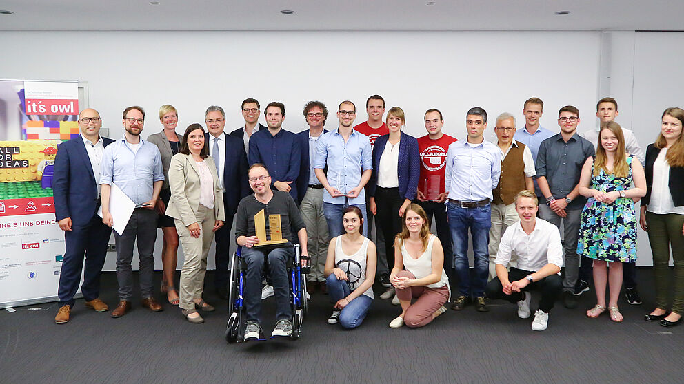 Foto (Volksbank Paderborn-Höxter-Detmold): Die Juroren, die vier Gewinnerteams und die Finalisten des diesjährigen Call for Ideas freuen sich über die gelungene Veranstaltung.