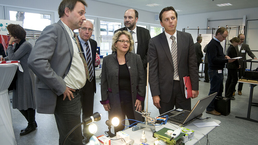 Foto (Universität Paderborn): Wissenschaftsministerin Svenja Schulze zeigte sich beeindruckt von der Präsentation des zdi-Schülerlabors coolMINT Paderborn durch Dr. Jürgen Domjahn (im Bild links) auf dem zdi-Forum 2012 in Köln.