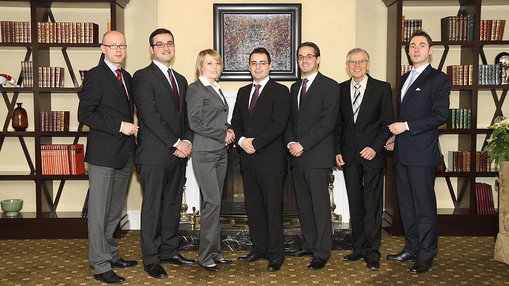 Foto (Universität Paderborn): Dr. Klaus Schüler, Aydin Celik, Jenny Bartuli, Eugen Dimant, Nico Kirwald, Prof. Dr. Wilfried Böhler, Dr. Volker Seiler (v. l.)