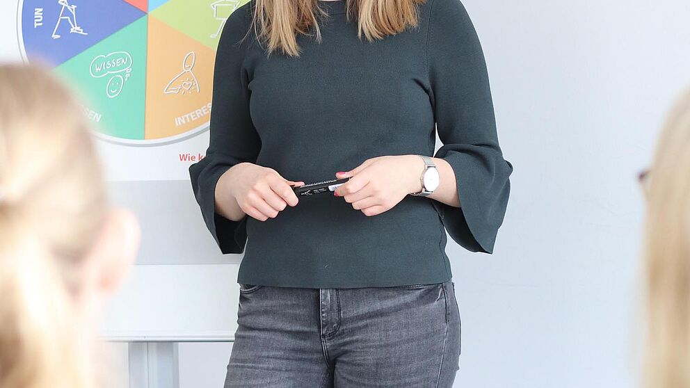 Foto (Cinderella Welz, Universität Paderborn): Annkatrin Buchen von der Zentralen Studienberatung erklärt Teilnehmern des Workshops den Talentkompass NRW.
