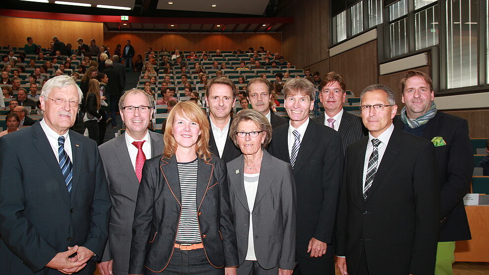 Foto (Universität Paderborn, Vanessa Dreibrodt) Übergaben den Förderpreis an die Schüler aus dem Kreis Höxter: Bürgermeister Heinz Paus, Manfred Müller (Landrat Kreis Paderborn), Sylvia Looks (Claas Stiftung), Bernd Schäfers-Maiwald (dSPACE), Caro