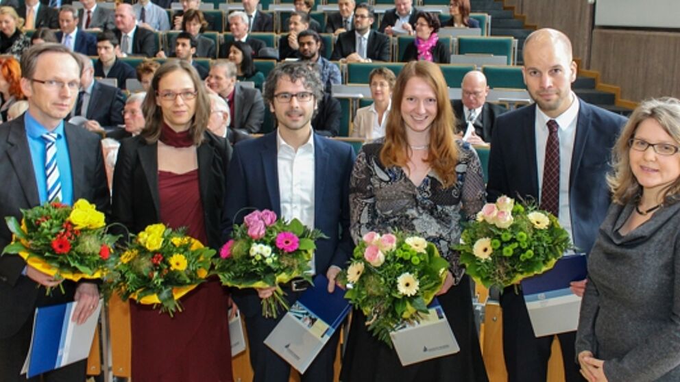 Foto (Universität Paderborn, Johannes Pauly): Preis des Präsidiums für ausgezeichnete Dissertationen (v. l.): Prof. Dr. Hehenkamp (nimmt den Preis für Dr. Eugen Dimant entgegen), Dr. Maja Schepelmann, Dr.-Ing. Fabian Bause, Dr. Sandra Lang, Dr.-Ing. S