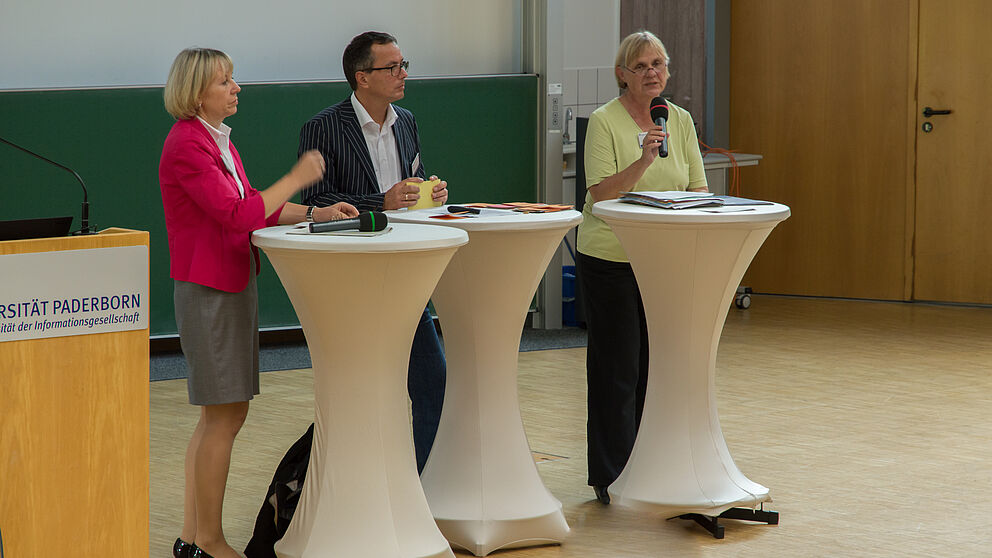 Foto (Jörg Diekneite): Gemeinsam vor großen Aufgaben: Ursula Radetzki (Bezirksregierung Detmold), Prof. Dr. Bardo Herzig (PLAZ) und Gertrud Effe-Stumpf (ZfsL Detmold) (v. l.) erläutern die Struktur des Praxissemesters.