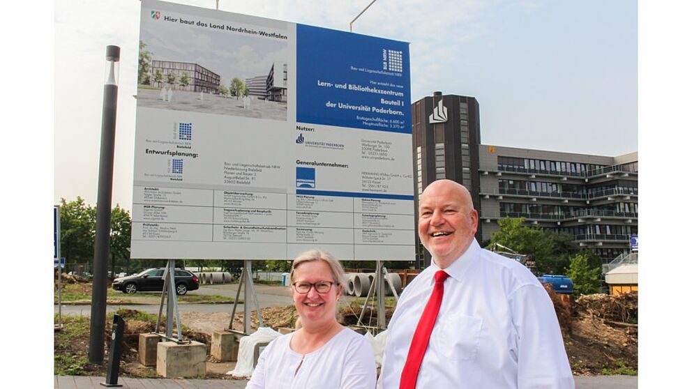 Foto (Universität Paderborn, Johannes Pauly): (v. l.) Simone Probst, Vizepräsidentin für Wirtschafts- und Personalverwaltung, und Bauherr Heinrich Micus, Niederlassungsleiter des Bau- und Liegenschaftsbetriebes NRW, eröffnen symbolisch die Baustelle d
