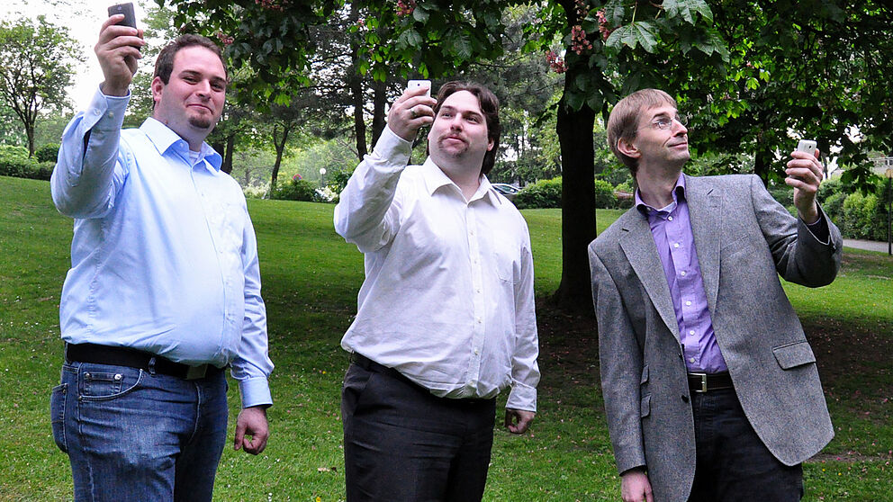 Foto (Universität Paderborn): Auf der Suche nach zwischengespeicherten Daten: (v.l.) Martin Dräxler M.Sc., Frederic Beister M.Sc. und Prof. Dr. Holger Karl.