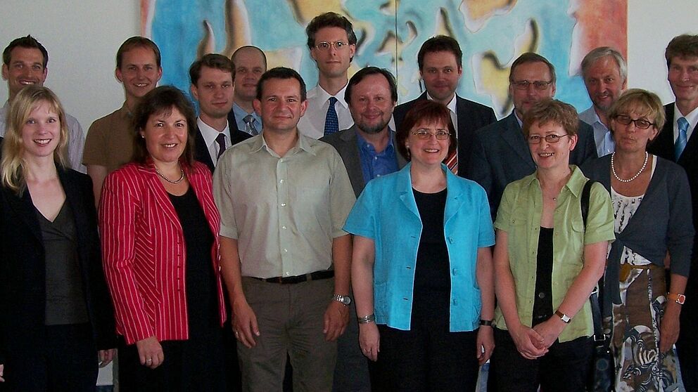 Foto (Mark Heinemann): Großer Empfang: Präsident Prof. Dr. Nikolaus Risch (3. v. r.), Kanzler Jürgen Plato (2. v. r.) sowie weitere Hochschulangehörige hießen neue Professorinnen und Professoren an der Universität Paderborn willkommen.