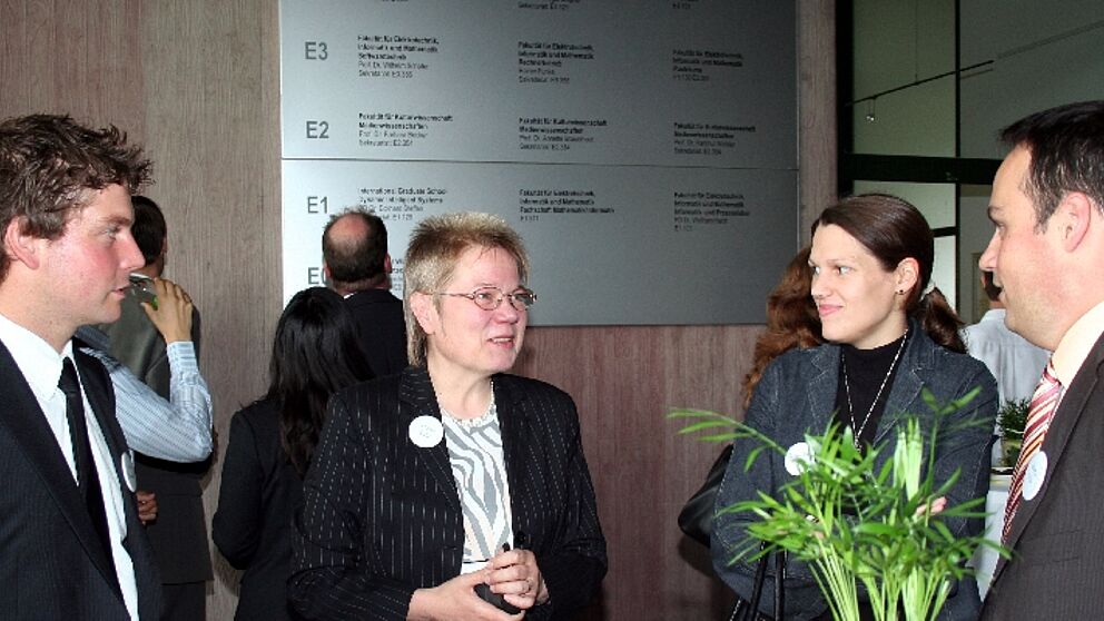 Foto (DSOR): Teilnehmer des 2. DS&OR Forums im vergangenen Jahr im Gespräch mit  Prof. Dr. Leena Suhl (2. v. l.) vom Lehrstuhl für Wirtschaftsinformatik (DS&OR Lab) der Universität Paderborn.