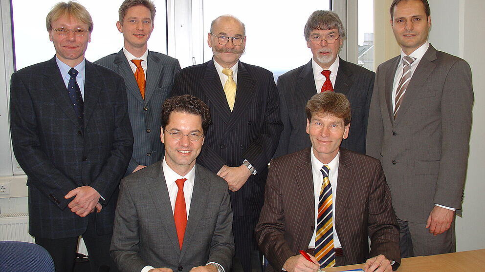 Foto (Tibor Werner Szolnoki): Beschreiten neue Wege mit einem integrierten Management System (hintere Reihe v. li.):  Dr. Johannes Brinkman und Thomas Seidel (Firma Datenlotsen), Uni-Kanzler Jürgen Plato, Projektleiter Prof. Dr. Wilfried Hauenschild (Uni