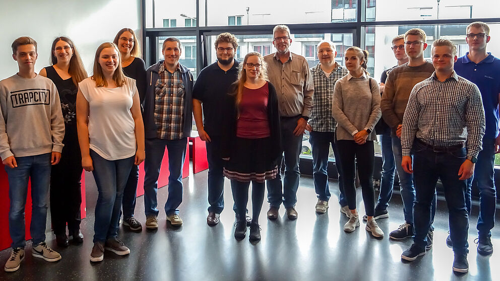 Foto (Universität Paderborn): Ehemalige Auszubildende besuchen das Paderborn Center for Parallel Computing.
