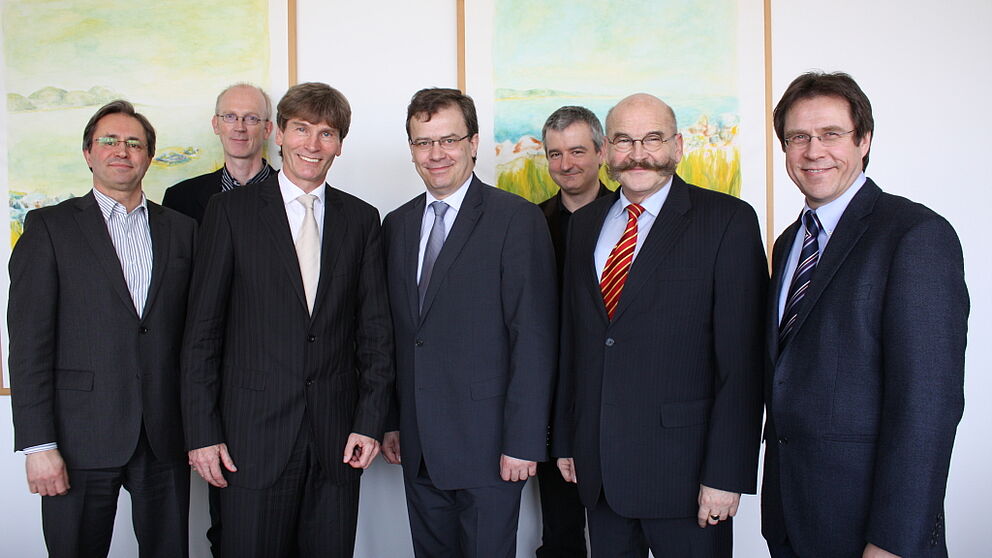 Foto (Universität Paderborn, Frauke Döll): Lernte die Universität kennen: Thomas Seim, neuer Chefredakteur der NW Bielefeld (4. v. l.) im Gespräch mit Uni-Präsident Prof. Dr. Nikolaus Risch (3. v. l.), Kanzler Jürgen Plato (2. v. r.), Pressesprecher