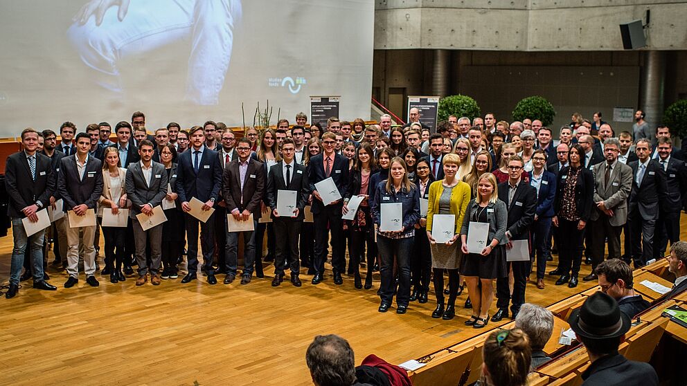 Foto (Stiftung Studienfonds OWL): Stipendiatinnen und Stipendiaten der Universität Paderborn mit ihren Förderern.