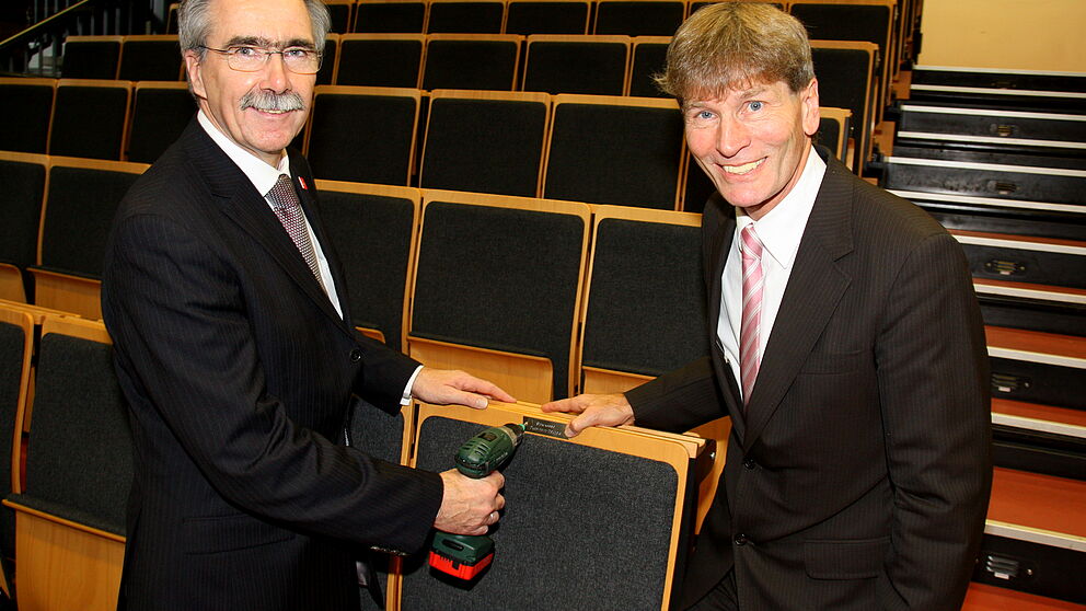 Foto (Universität Paderborn, Patrick Kleibold): Hans Laven, Vorstandsvorsitzender der Sparkasse Paderborn-Detmold, und Präsident Prof. Dr. Nikolaus Risch.