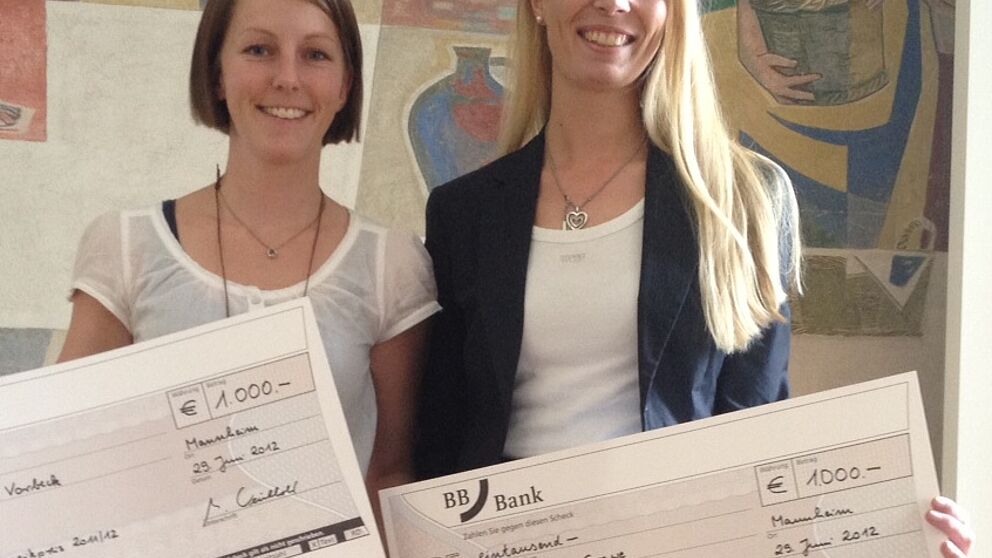 Foto (Universität Paderborn, H.-Hugo Kremer): Strahlende Preisträgerinnen (v. l.): Katharina Vorbeck und Kerstin Grawe bei der Preisverleihung (3. Platz) des Wirtschaftspädagogik-Preises der Stiftung Wirtschaft und Erziehung an der Universität Mannhei