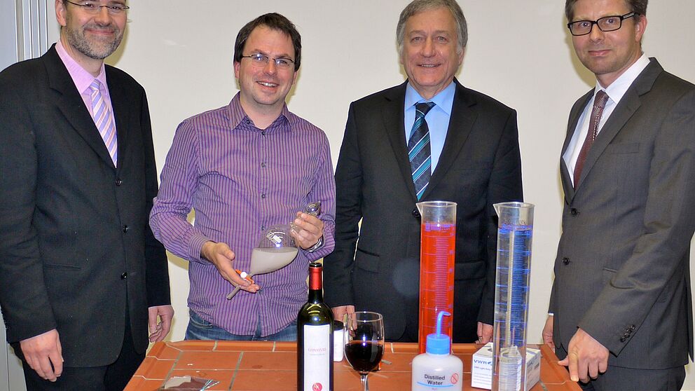 Foto (Universität Paderborn, Heike Probst): Ein starkes Team – Verfahrenstechnik und Chemie (v. l. n. r.): Prof. Dr.-Ing. Hans-Joachim Schmid (Lehrstuhl für Partikelverfahrenstechnik), M. Sc. Christian Kunze, Dr. Michael Laska (Sprecher der Planungsgr