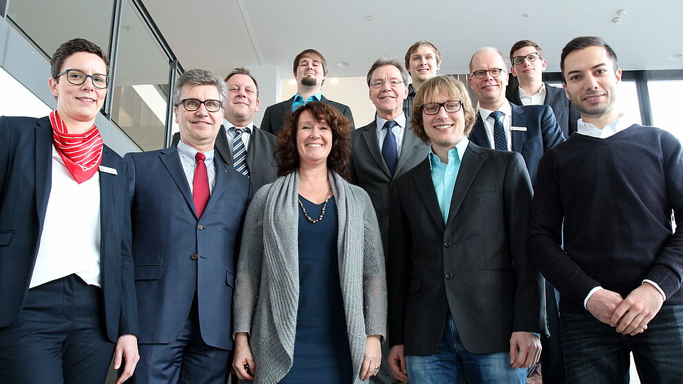 Foto (Universität Paderborn, Nina Reckendorf): Vordere Reihe von links: Anna Lena Wenzel (Sparkasse Paderborn-Detmold), Hubert Böddeker (Vorstand Sparkasse), Prof. Dr. Caren Sureth-Sloane (Dekanin Fakultät Wirtschaftswissenschaften), Benjamin Hippert (
