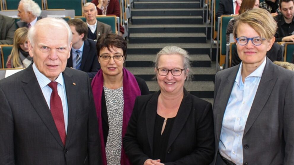 Foto (Universität Paderborn, Johannes Pauly): Auf dem Neujahrsempfang der Universität Paderborn (v. l.): Prof. Dr. Winfried Schulze, Vorsitzender des  Hochschulrats, Prof. Dr. Birgit Riegraf, Vizepräsidentin für Lehre, Studium und Qualitätsmanagement
