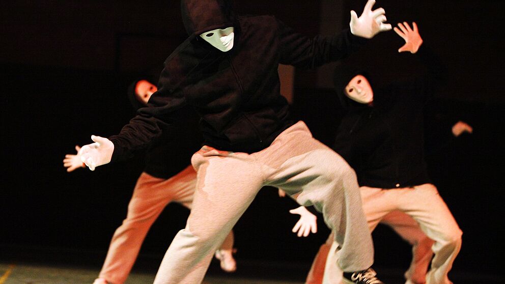 Foto (Universität Paderborn, Adelheid Rutenburges): "Hip-Hop mit Masken"