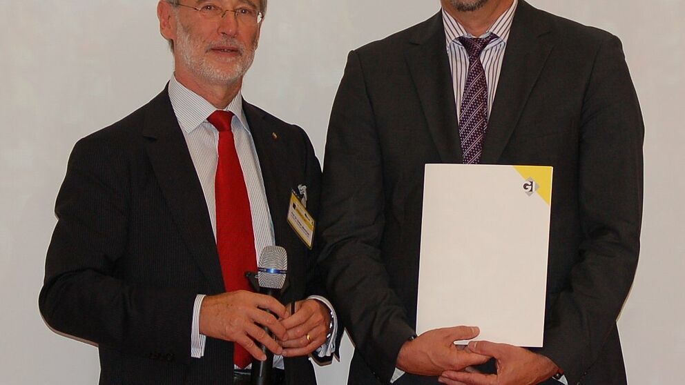 Prof. Dr. Gregor Engels (r.) wurde für seine besonderen Leistungen im Bereich Informatik zum GI-Fellow ernannt. Die Urkunde überreichte der Präsident der Gesellschaft für Informatik, Prof. Dr. Stefan Jähnichen.