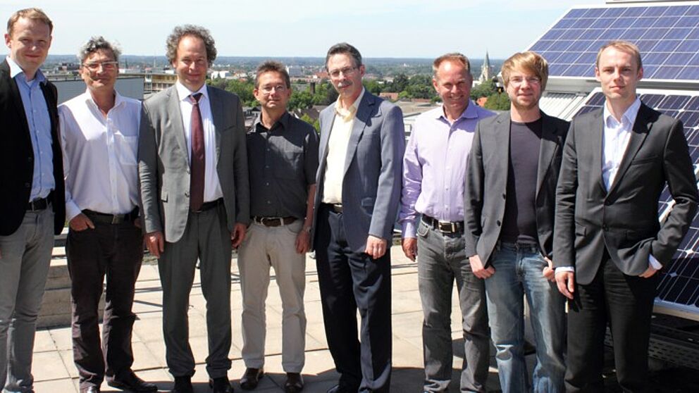 Foto (Universität Paderborn; KET): Wollen gemeinsam die Lebensdauer von PV-Modulen verlängern: Dr. Wilhelm Peters (Fachgebiet Leistungselektronik und Elektrische Antriebstechnik), Prof. Dr. Jadran Vrabec (Lehrstuhl für Thermodynamik und Energietechnik,