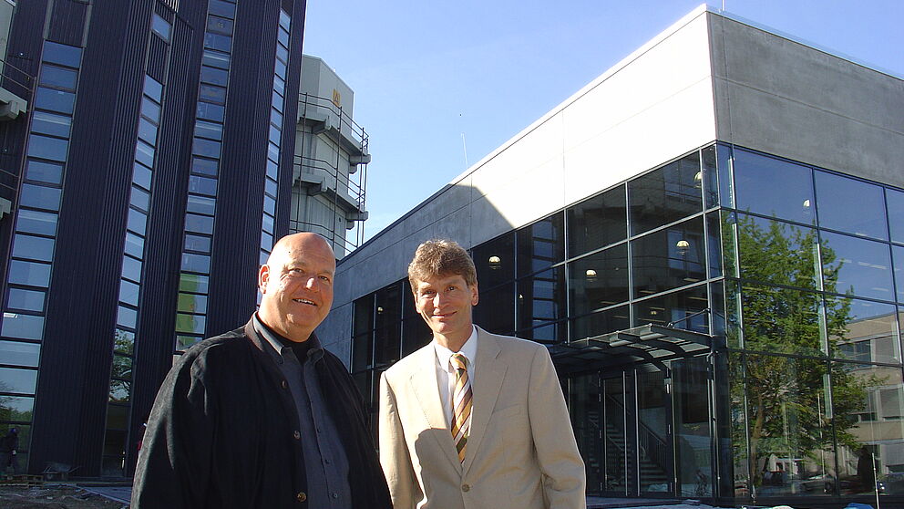 Foto (v. li.): Heinrich Micus, Leiter des Bau- und Liegenschaftsbetriebes NRW (BLB NRW) Detmold, übergab das neue, multifunktionale Hörsaalgebäude an den Rektor der Universität, Prof. Dr. Nikolaus Risch.