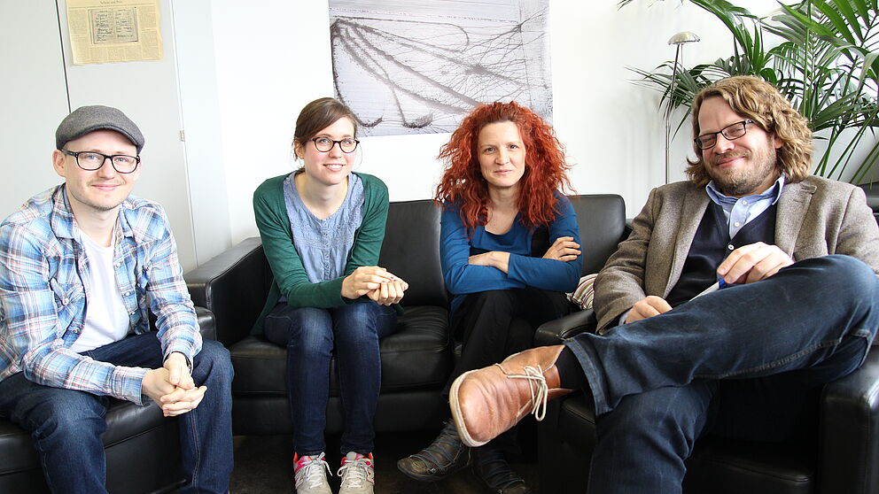 Foto (Kristina Hollensteiner): Forschergruppe „Moden, Trends, Hypes“ (v. li.): Timo Kaerlein, Monique Miggelbrink, Mirna Zeman, Christian Köhler