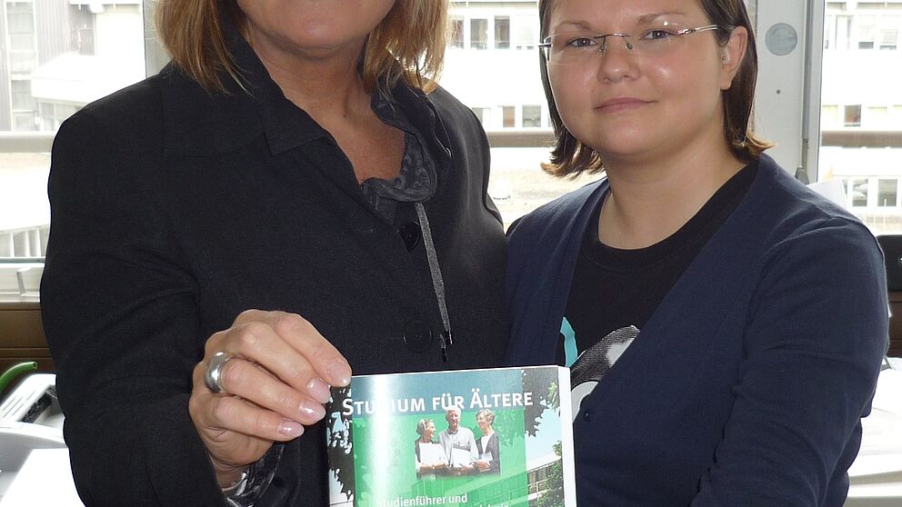 Foto (Universität Paderborn): Birgitt Lammert (links), Koordinatorin zwischen der Universität Paderborn und dem Projekt Bürger-Engagement in Paderborn, und Monika Bialas, Sekretariat Studium für Ältere.