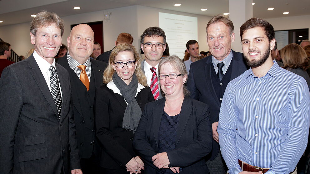 Foto (Universität Paderborn, Vanessa Dreibrodt): (v. l. n. r.) Prof. Dr. Nikolaus Risch, Heinrich Micus vom BLB NRW, Dr. Sandra Scheermesser vom Ministerium für Innovation, Wissenschaft und Forschung des Landes NRW, Dekan Prof. Dr. Martin Schneider, Viz