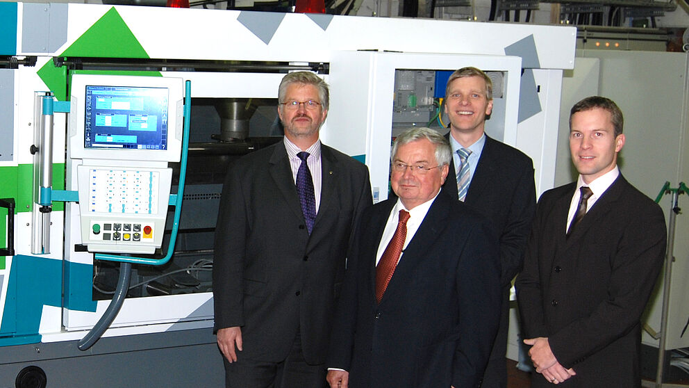 Foto: Ferdinand Hasse von der Firma Phoenix Contact und Prof. Dr. Helmut Potente, Prof. Dr. Volker Schöppner und  Sebastian Kleineheismann vom Institut für Kunststofftechnik der Universität Paderborn.