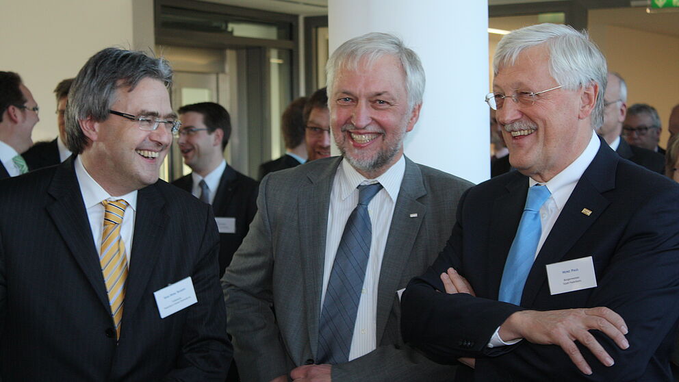 Foto (Uni Paderborn, Patrick Kleibold): Karl-Heinz Rawert Mitglied des Vorstandes der Volksbank Paderborn-Höxter-Detmold, Vizepräsident Prof. Dr. Wilhelm Schäfer und Bürgermeister Heinz Paus bei der offiziellen Eröffnung des neuen Forschungszentrums 