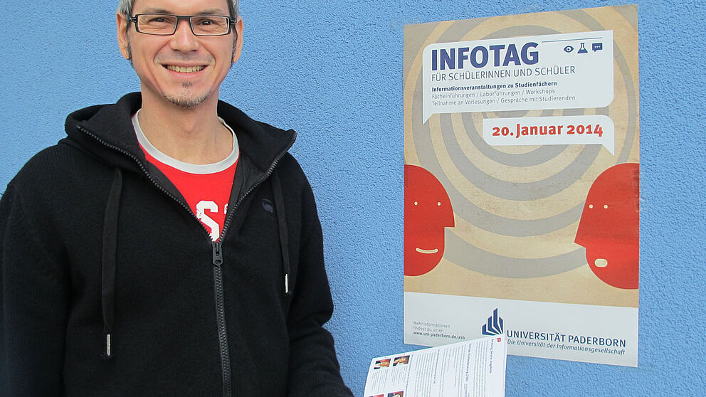 Foto (Universität Paderborn, Cinderella Schröder): Jörn Sickelmann, stellv. Leiter der Zentralen Studienberatung, mit dem aktuellen Programmheft.