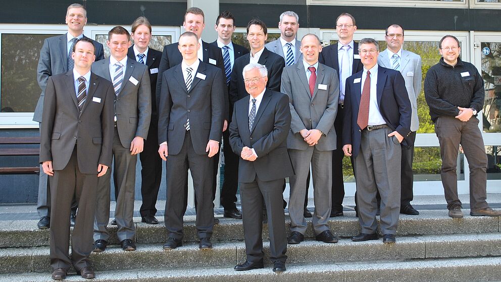 Foto (Universität Paderborn): Fach-Vorträge und der Informations-Austausch unter den Anwendern standen beim diesjährigen Treffen im Vordergrund: Prof. Dr.-Ing. em. Helmuth Potente (vorn Mitte), Prof. Dr.-Ing. Volker Schöppner und Oberingnieur Dr.-Ing.