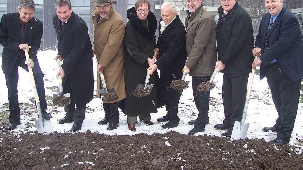 Foto (Mark Heinemann): (v. l.) Uni-Vizepräsident Prof. Dr. Bernd Frick, Dieter Honervogt (stellvertr. Bürgermeister Stadt Paderborn), Kanzler Jürgen Plato, Regierungspräsidentin Marianne Thomann-Stahl, Dekan Prof. Dr. Hans-Joachim Warnecke, Heinz Krom