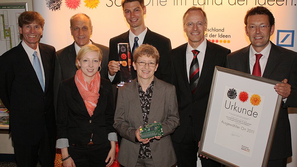 Foto (Uni Paderborn/ Patrick Kleibold): Über die Auszeichnung „Ausgewählter Ort 2011“ freuen sich: (v.l.) Universitätspräsident Prof. Dr. Nikolaus Risch, Dekan Prof. Dr. Franz Josef Rammig, Christina Nuhr von Deutschland – Land der Ideen, Dipl. 