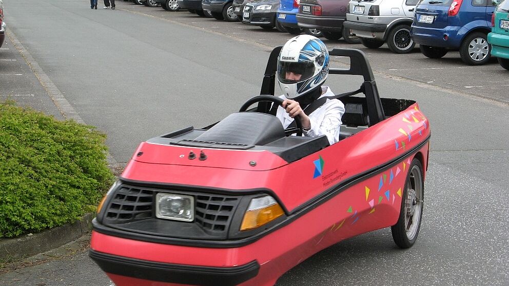 Foto (Universität Paderborn, Miriam Gwisdalla): Flott unterwegs: Auch das Elektro-Kart kann beim Girls' Day am 14. April getestet werden.
